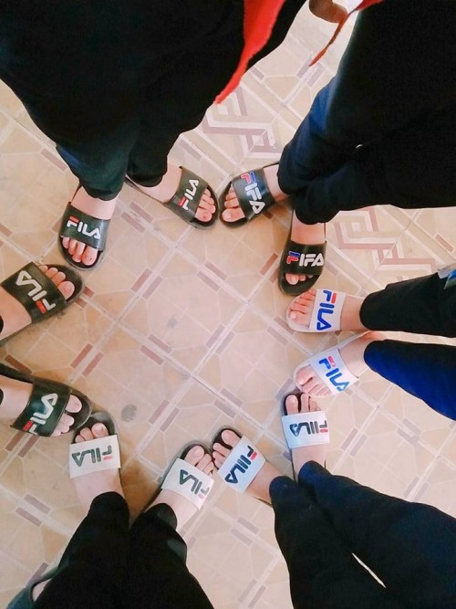 Trào lưu mới: Sau đồng phục lớp, đến lượt... dép lớp, giày lớp lên ngôi!